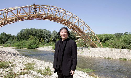 Shigeru Ban in front of his Cardboard Bridge