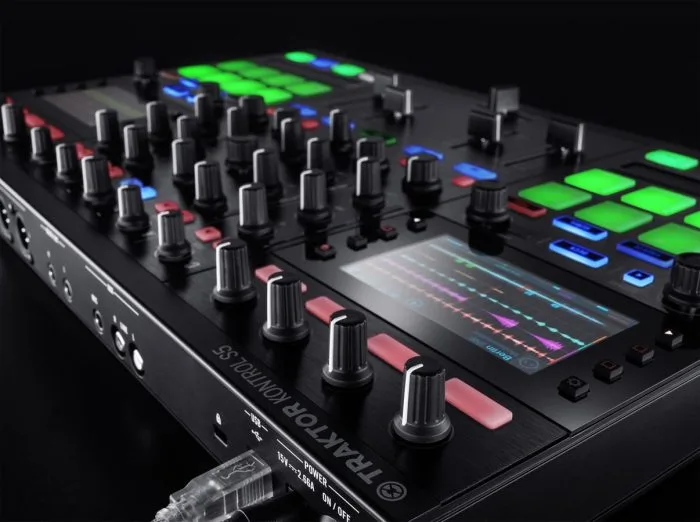 Traktor Kontrol S5 DJ system released at Native Instruments