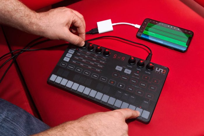 IK Multimedia UNO Synth