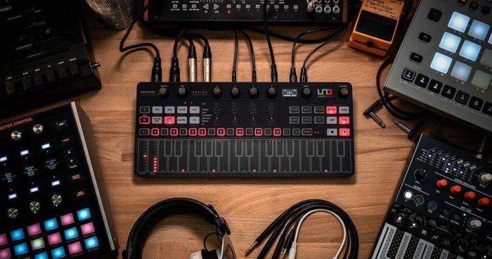 IK Multimedia UNO Synth Pro Black Edition